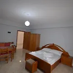 Shqiponja Σαράντα