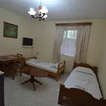 Shqiponja Σαράντα